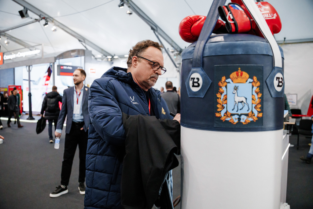 Виктор Гусев оставляет автограф на нашем мешке ВК VIP